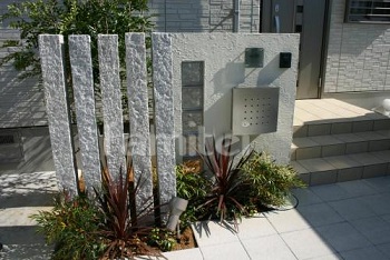 ガラスブロックと塗り壁。植栽と角柱と一緒に ガラスブロックと塗り壁。植栽と角柱と一緒に