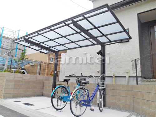 自転車バイク屋根 LIXILリクシル ネスカF 駐輪場屋根 サイクルポート F型フラット屋根 駐車場ガレージ床 土間コンクリート バラス砕石目地 駐車場セキュリティライト照明 Panasonicパナソニック LGWC45030BK