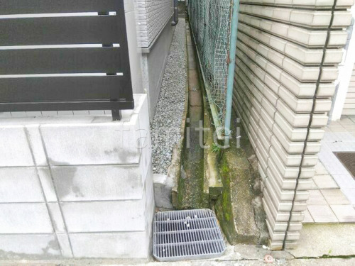 犬走り 防犯砂利敷き バラス砕石 防草シート加工