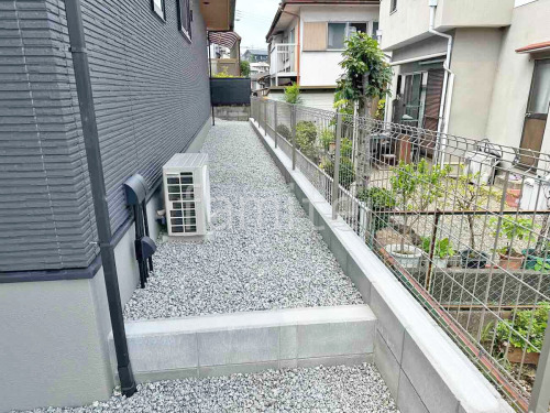 犬走り 防犯砂利敷き バラス砕石 防草シート加工