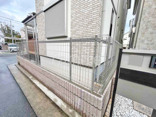 ブロック塀 (化粧ブロック) 太陽エコブロックス スプリットリブ 5L スチールメッシュ フェンス YKKAP イーネット3F型 スチール柱 境界・メッシュ