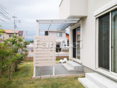 雨除け屋根 LIXIL独立式フーゴFテラス1階 目隠しフェンス塀