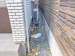 犬走り 防犯砂利敷き バラス砕石 防草シート加工