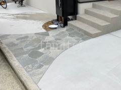 玄関アプローチ床 石貼り 乱形石 石英岩